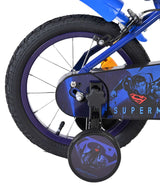 Blaue Fahrradnabe mit Superman-Motiv und stabilen Reifen