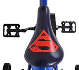 Blauer Dreirad-Sitz mit rotem Superman-Logo und schwarzen Pedalen