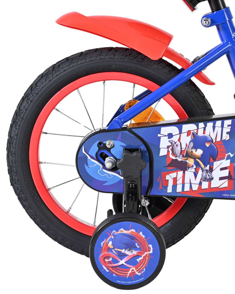 Buntes Kinderfahrrad mit rotem Schutzblech und Stützrädern