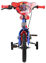 Kinderfahrrad in Rot und Blau mit Heldenmotiv und Stützrädern