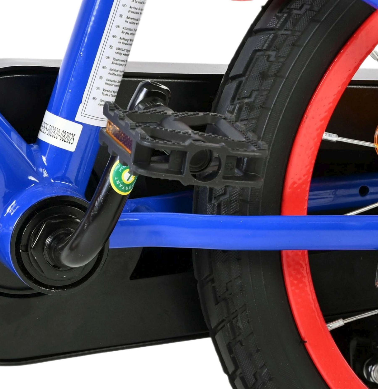 Blaue Fahrradrahmen mit schwarzem Pedal und rotem Reifen