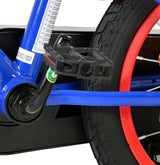 Blaue Fahrradrahmen mit schwarzem Pedal und rotem Reifen