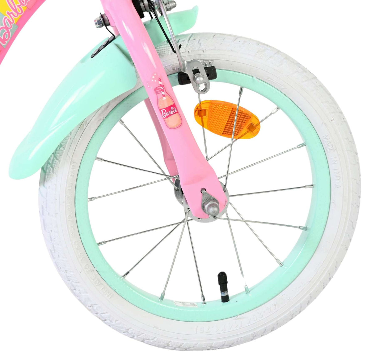 Vorderreifen eines Kinderfahrrads mit pinkem und mintgrünem Design