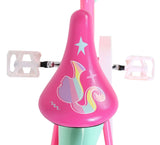 Pinkes Fahrrad mit buntem Sattel und grafischem Design