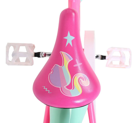 Pinkes Fahrrad mit buntem Sattel und grafischem Design