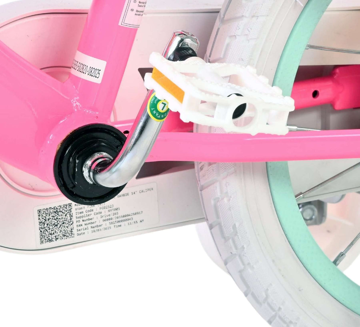 Rosa Fahrrad mit weißen Pedalen und grünem Reifenprofil