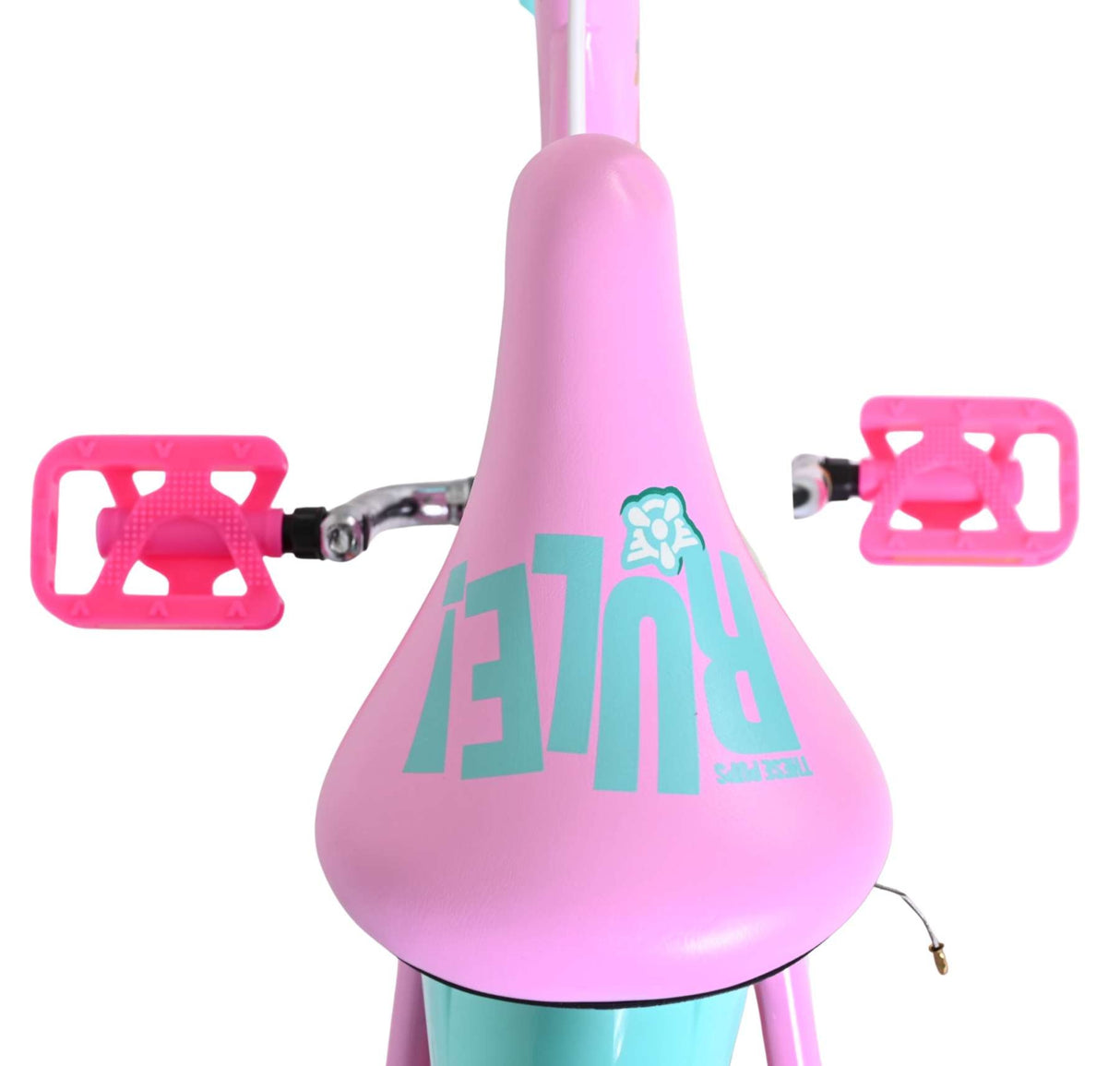 Rosa Fahrrad-Sattel mit pinken Pedalen und türkisfarbenem Rahmen