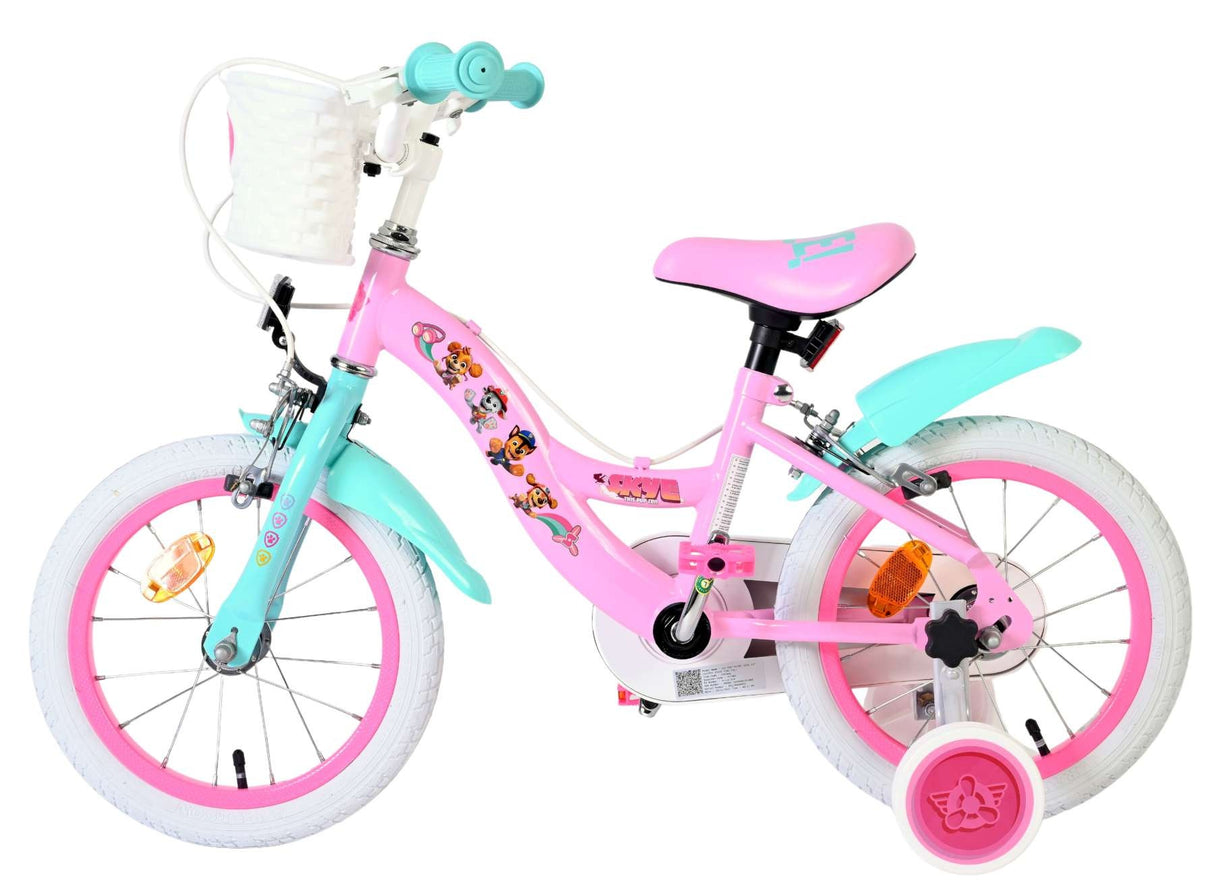 Rosa Kinderfahrrad mit weißen Reifen und Korb vorne