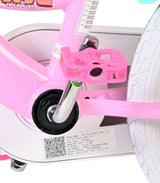 Pinkes Kinderfahrrad mit Pedal und Aufkleber am Rahmen