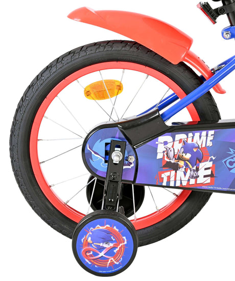 Buntes Kinderfahrrad mit rotem Hinterrad und Sonic-Motiv auf dem Rahmen