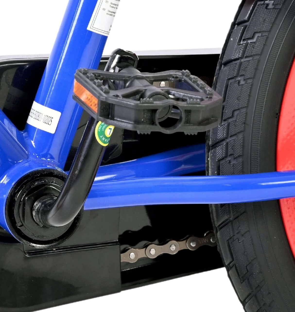 Blaues Fahrrad mit schwarzem Pedal und rotem Reifen sichtbar