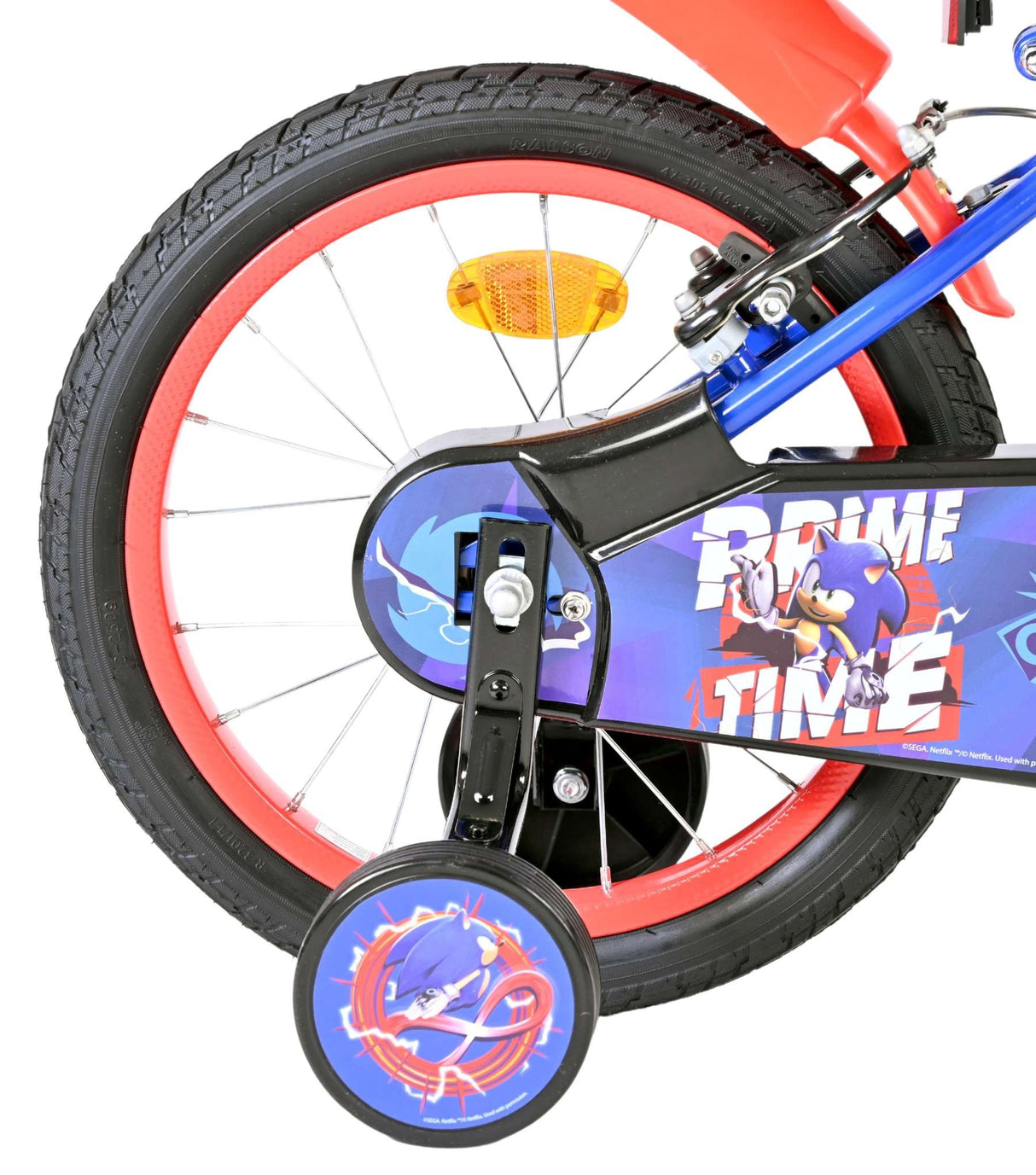 Buntes Kinderfahrrad mit rotem Reifen und dekorativem Kettenblatt