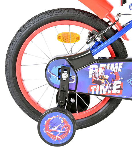 Buntes Kinderfahrrad mit rotem Reifen und dekorativem Kettenblatt