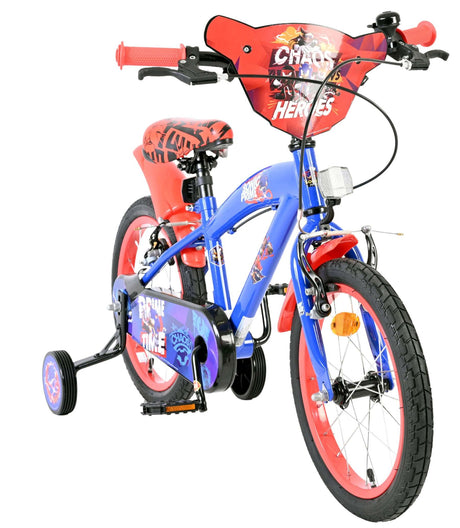 Blaues Kinderfahrrad mit roten Akzenten und Stützrädern