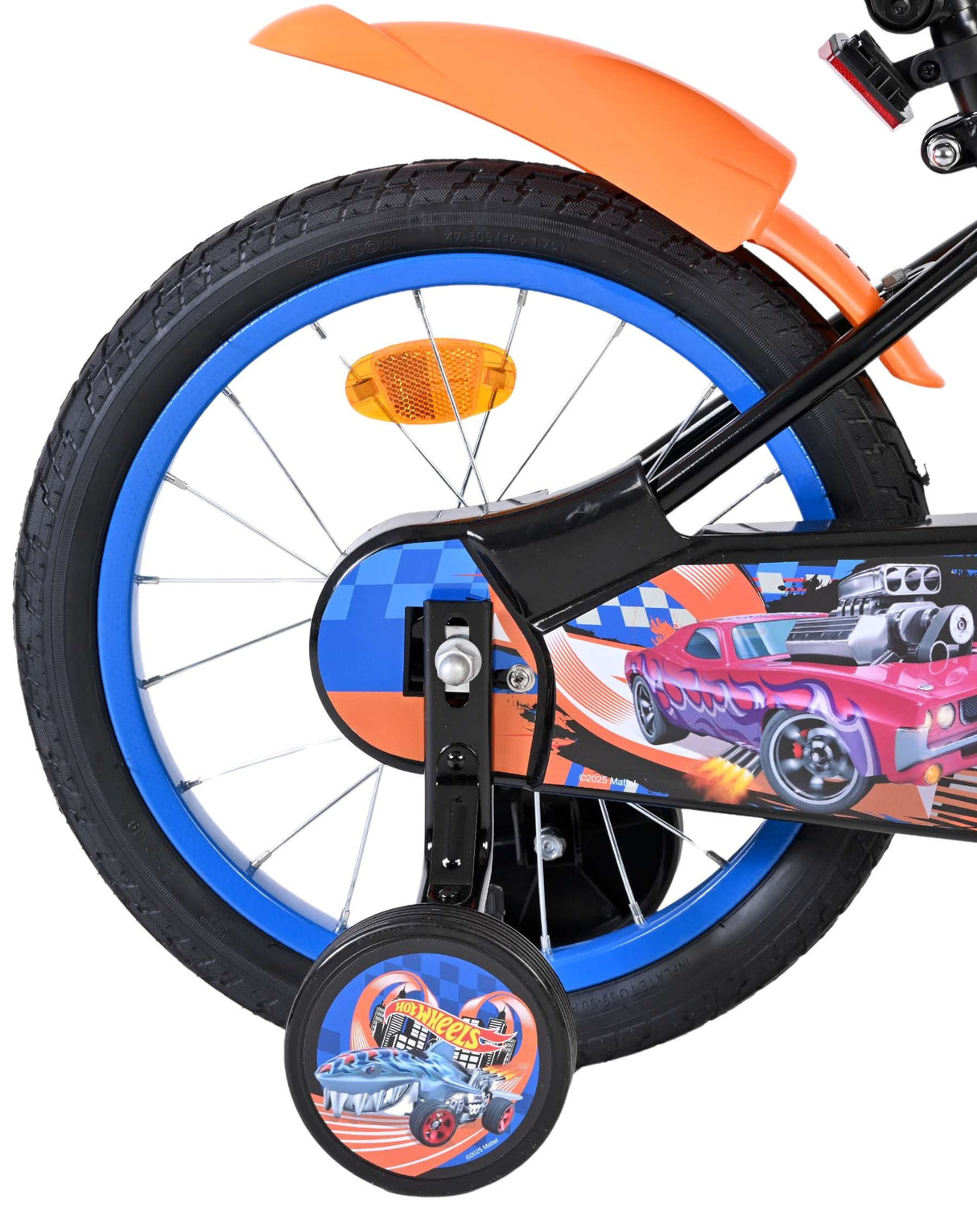 Buntes Kinderfahrrad mit orangefarbenem Schutzblech und auffälligem Reifenmuster