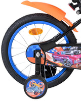 Buntes Kinderfahrrad mit orangefarbenem Schutzblech und auffälligem Reifenmuster