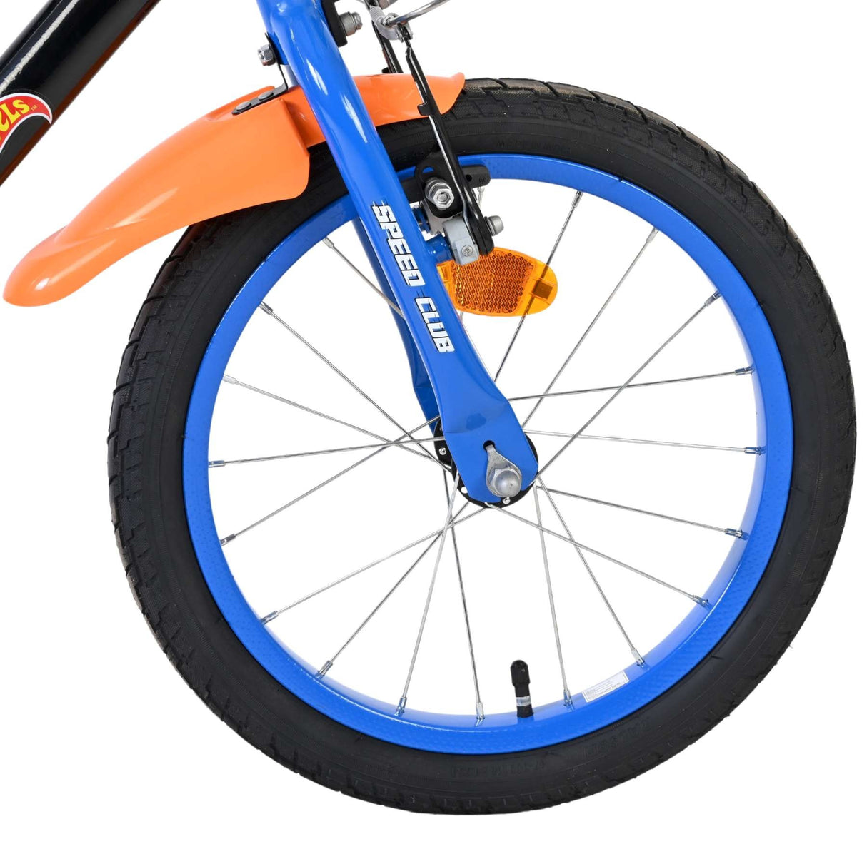 Vorderreifen eines Fahrrads mit blauen Felgen und orangefarbener Gabel