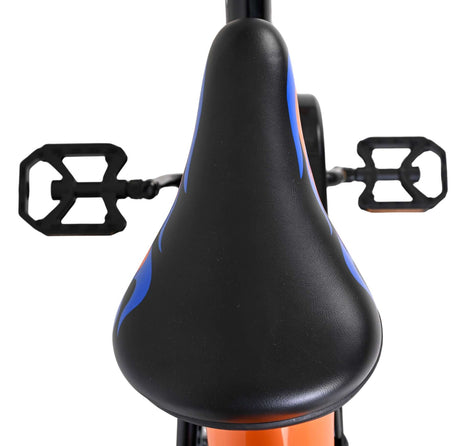 Schwarzer Fahrradsattel mit blauen Akzenten und Pedalen im Hintergrund