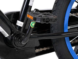 Schwarzes Fahrradpedal mit blauen Reifen und schwarzem Rahmen