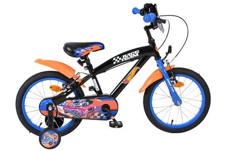 Schwarzes Kinderfahrrad mit orangefarbenen und blauen Akzenten, Rennmotiven