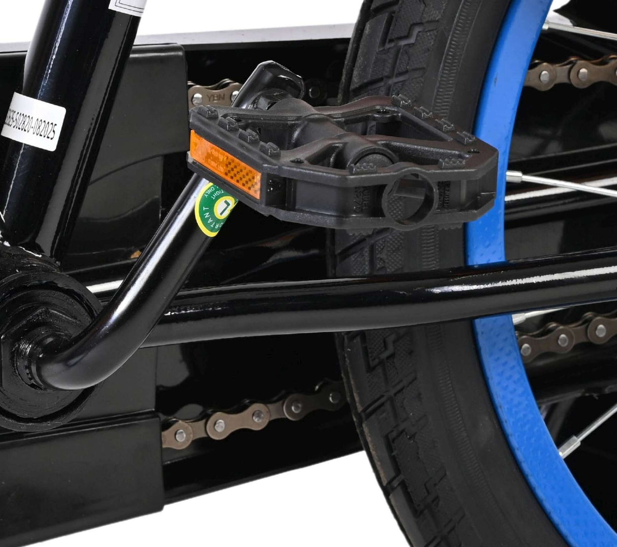 Schwarzes Fahrradpedal mit reflektierenden Elementen und blauen Reifen