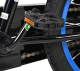 Schwarzes Fahrradpedal mit reflektierenden Elementen und blauen Reifen