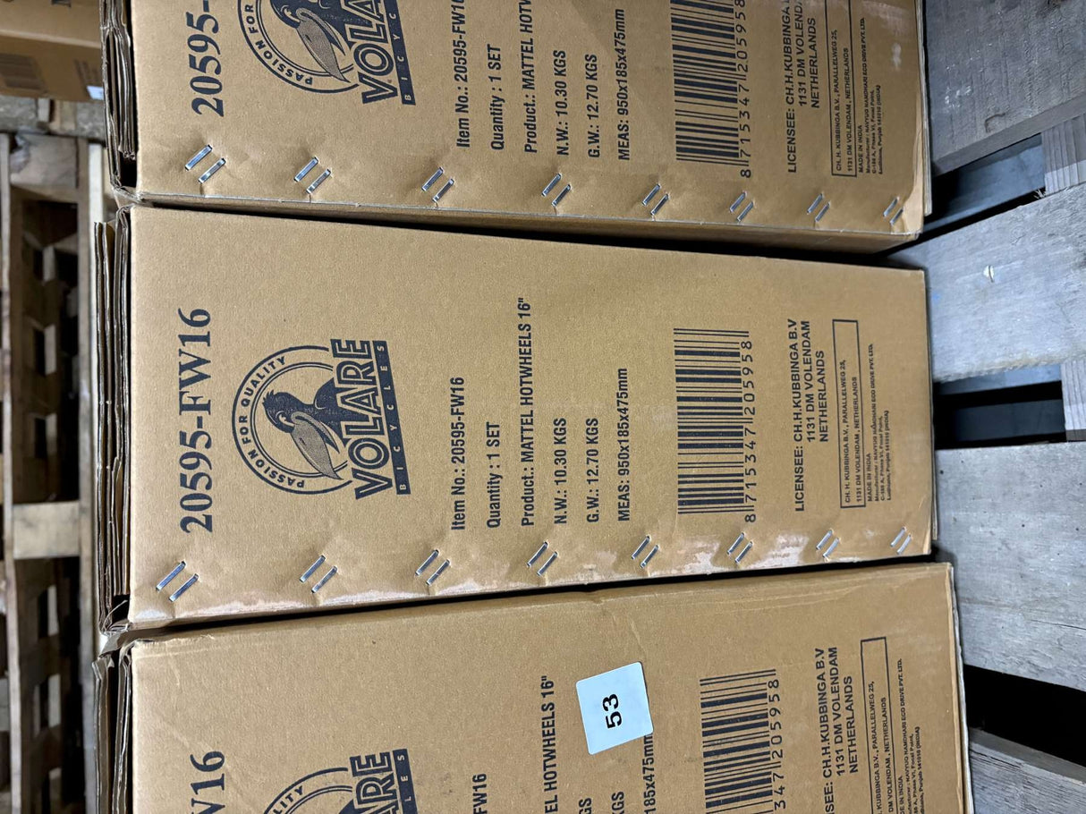 Kartonverpackungen mit Informationen zu 16 Zoll Fahrradreifen
