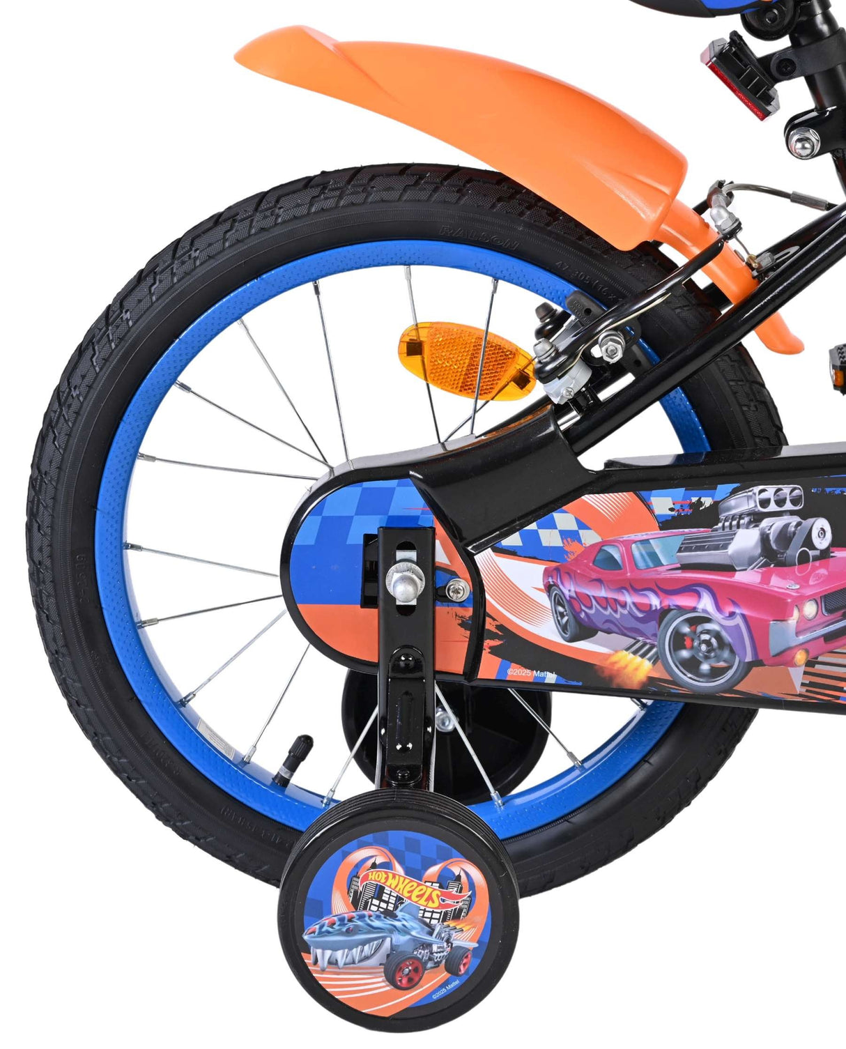 Hinterrad eines Kinderfahrrads mit buntem Design und Stützrad