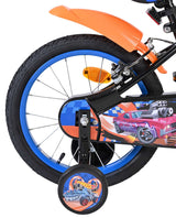 Hinterrad eines Kinderfahrrads mit buntem Design und Stützrad