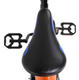 Sicht von hinten auf einen Fahrradsattel mit Pedalen in Schwarz und Blau