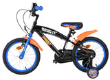 Schwarzes Kinderfahrrad mit orangefarbenen Akzenten und Stützrädern