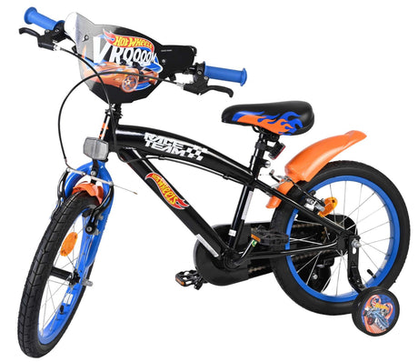 Schwarzes Kinderfahrrad mit blauen und orangefarbenen Akzenten und Rennmotiven