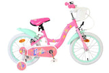Rosa Kinderfahrrad mit weißen Reifen und Korb vorne