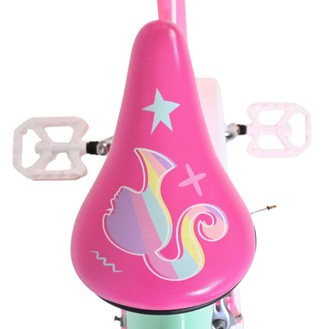 Pinker Fahrradsattel mit buntem, verspieltem Design und Sternenmotiven
