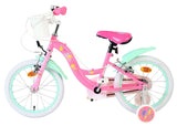 Rosa Kinderfahrrad mit mintgrünen Akzenten und Korb vorne