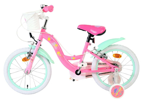 Rosa Kinderfahrrad mit mintgrünen Akzenten und Korb vorne