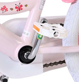 Rosa Kinderfahrrad mit weißen Pedalen und dekorativen Blumenmotiven
