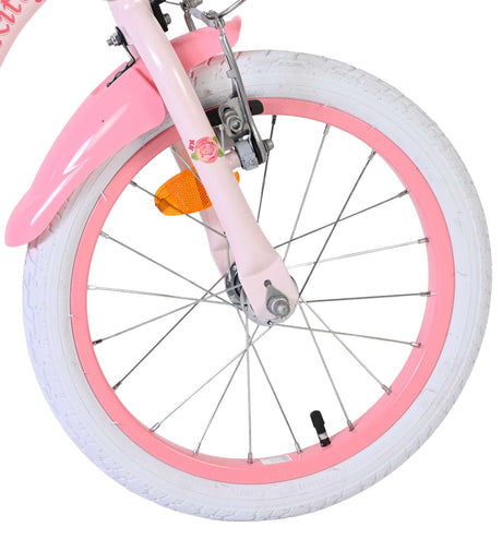 Vorderreifen eines Fahrrads mit pinker Felge und weißem Reifen
