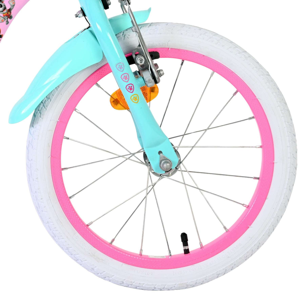 Vorderreifen eines Fahrrads mit pinker Felge und weißen Reifen