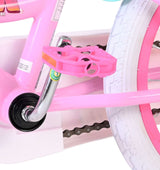 Rosa Fahrradpedal mit silberner Achse und weißem Reifen