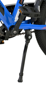 Schwarzer Fahrradständer an blauer Fahrradrahmen mit Pedalen