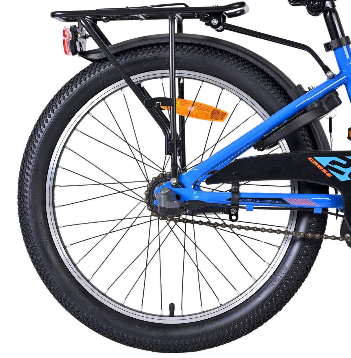 Blaues Fahrrad mit schwarzem Gepäckträger und stabiler Bereifung