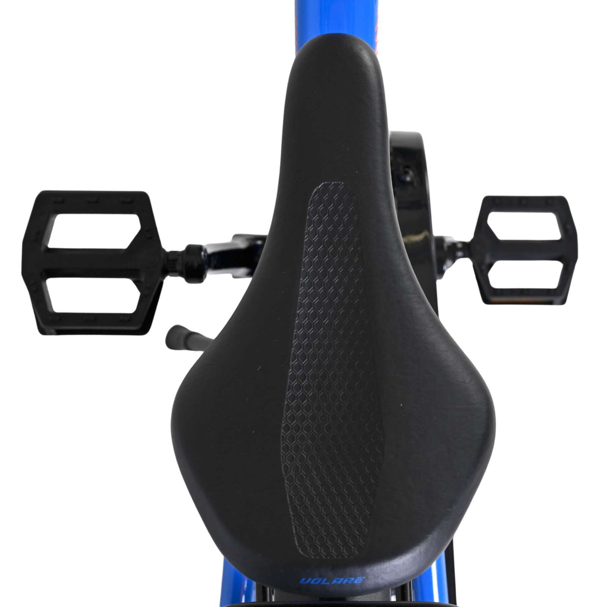 Schwarzer Fahrradsattel mit rutschfester Oberfläche und Pedalen im Hintergrund