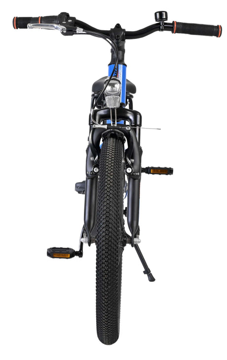 Schwarzes Fahrrad mit blauen Akzenten und grobstolligen Reifen von vorne gesehen