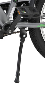 Fahrradständer aus schwarzem Metall an einem grauen Fahrradrahmen