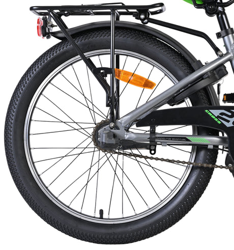 Hinterrad eines Fahrrads mit Gepäckträger und reflektierendem Element