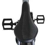 Schwarzer Fahrradsattel mit rutschfester Oberfläche und Pedalen