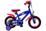 Blaues Kinderfahrrad mit roten Akzenten und Stützrädern