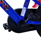 Blaue Fahrradrahmenpartie mit schwarzem Kettenkasten und Pedalen