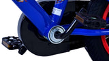 Blaue Fahrradkurbel mit Pedalen und schwarzem Schutzblech